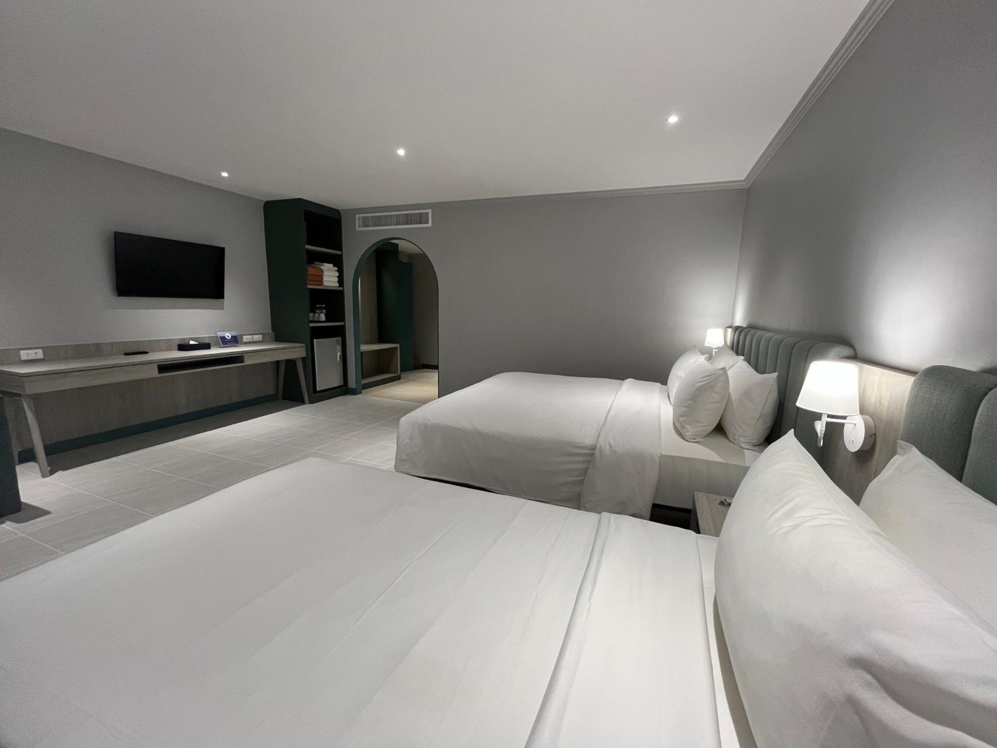 Phuket Island View Resort - Sha Extra Plus Karon Екстер'єр фото